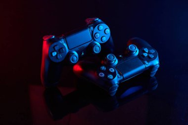Vinnitsa, Ukrayna - Nisan 03, 2020. Sony Playstation 4 (PS4) DualShock 4 denetleyicileri, video oyunu joystikleri veya oyun platformu. Stüdyo çekimini kapat.