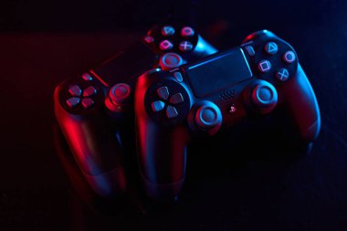 Vinnitsa, Ukrayna - Nisan 03, 2020. Sony Playstation 4 (PS4) DualShock 4 denetleyicileri, video oyunu joystikleri veya oyun platformu. Stüdyo çekimini kapat.