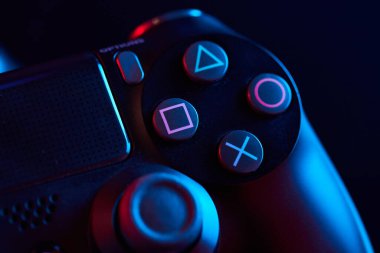 Vinnitsa, Ukrayna - Nisan 03, 2020. Sony Playstation 4 (PS4) DualShock 4 denetleyicileri, video oyunu joystikleri veya oyun platformu. Stüdyo çekimini kapat.