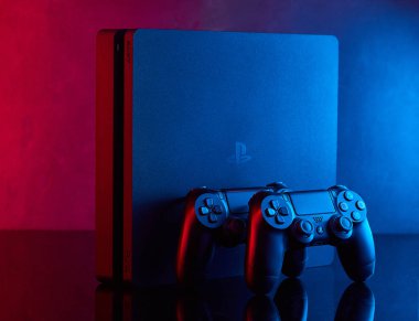 Vinnitsa, Ukrayna - Nisan 03, 2020. Sony Playstation 4 (PS4) DualShock 4 kontrolörlü Slim oyun konsolu, video oyunu joystikleri veya oyun platformu. Stüdyo çekimini kapat.