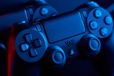 Vinnitsa, Ukrayna - Nisan 03, 2020. Sony Playstation 4 (PS4) DualShock 4 kontrolörlü Slim oyun konsolu, video oyunu joystikleri veya oyun platformu. Stüdyo çekimini kapat.