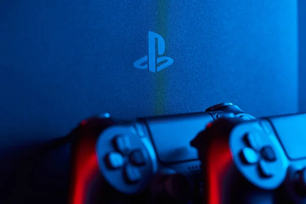 ウクライナのヴィニツァ 2020年4月3日 Sony Playstation Ps4 Dualshock 4コントローラー ビデオゲームジョイスティックまたはゲームパッドを備えたスリムゲームコンソール スタジオショットを閉じます — ストック写真