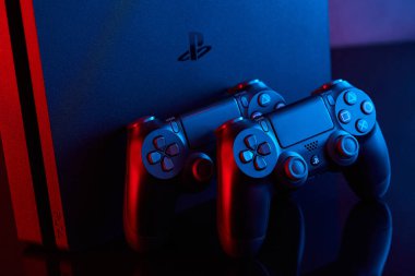 Vinnitsa, Ukrayna - Nisan 03, 2020. Sony Playstation 4 (PS4) DualShock 4 kontrolörlü Slim oyun konsolu, video oyunu joystikleri veya oyun platformu. Stüdyo çekimini kapat.