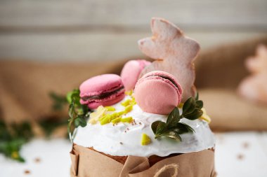 Beyaz ahşap arka planda Paskalya Tavşanı pastası geleneksel Kulich, Paska kutlamaya hazır.