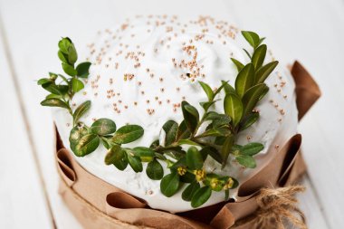 Beyaz ahşap arka planda Paskalya pastası geleneksel Kulich, Paska kutlamaya hazır.