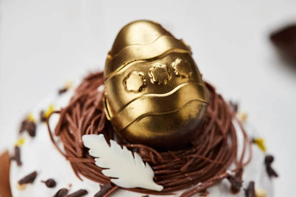 Πασχαλινό Κέικ Διακοσμημένο Χρυσό Σοκολατένιο Αυγό Λευκό Ξύλινο Φόντο Παραδοσιακό — Φωτογραφία Αρχείου