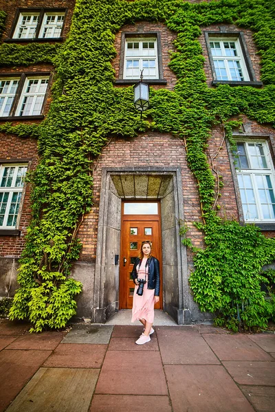 Mujer Joven Elegante Paseos Turísticos Hace Una Foto Castillo Wawel —  Fotos de Stock