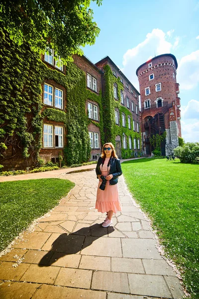 年轻时尚的女性游客在波兰克拉科夫的瓦维尔城堡散步拍照 — 图库照片