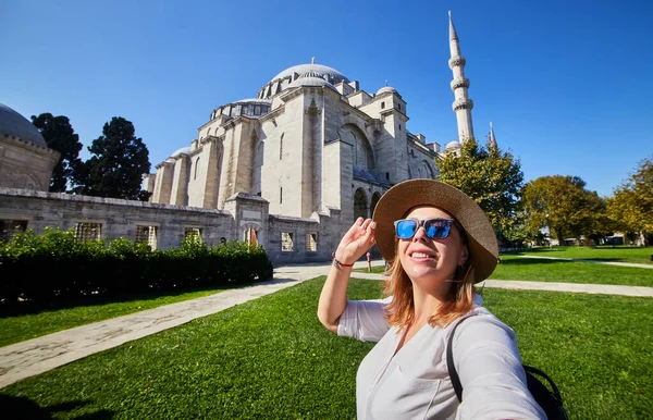 Feliz Mulher Atraente Turista Chapéu Posando Contra Fundo Mesquita Suleymaniye — Fotografia de Stock