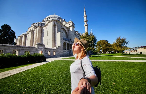 Seguitemi Una Turista Donna Con Cappello Conduce Sua Amica Alla — Foto Stock