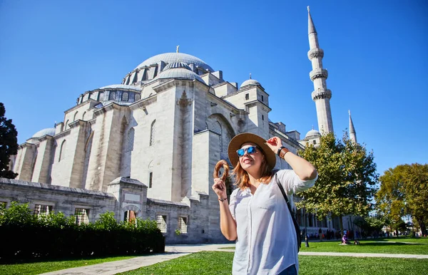 Feliz Mulher Atraente Turista Chapéu Segurando Simitci Bagel Redondo Com — Fotografia de Stock