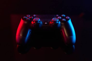 Vinnitsa, Ukrayna - Nisan 04, 2020. Sony Playstation 4 (PS4) DualShock 4 denetleyici, video oyunu joystick veya oyun platformu bir masada. Stüdyo çekimini kapat. Oyun konsepti