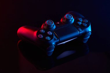 Vinnitsa, Ukrayna - Nisan 04, 2020. Sony Playstation 4 (PS4) DualShock 4 denetleyici, video oyunu joystick veya oyun platformu bir masada. Stüdyo çekimini kapat. Oyun konsepti