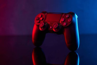 Vinnitsa, Ukrayna - Nisan 04, 2020. Sony Playstation 4 (PS4) DualShock 4 denetleyici, video oyunu joystick veya oyun platformu bir masada. Stüdyo çekimini kapat. Oyun konsepti