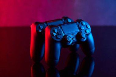 Vinnitsa, Ukrayna - Nisan 04, 2020. Sony Playstation 4 (PS4) DualShock 4 denetleyici, video oyunu joystick veya oyun platformu bir masada. Stüdyo çekimini kapat. Oyun konsepti