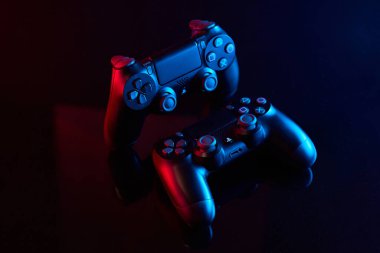 Vinnitsa, Ukrayna - Nisan 04, 2020. Sony Playstation 4 (PS4) DualShock 4 denetleyici, video oyunu joystick veya oyun platformu bir masada. Stüdyo çekimini kapat. Oyun konsepti