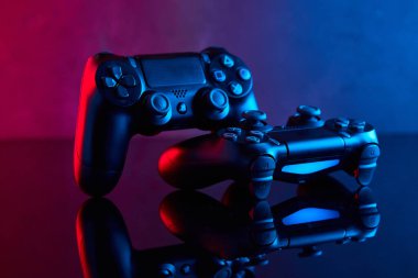 Vinnitsa, Ukrayna - Nisan 04, 2020. Sony Playstation 4 (PS4) DualShock 4 denetleyici, video oyunu joystick veya oyun platformu bir masada. Stüdyo çekimini kapat. Oyun konsepti