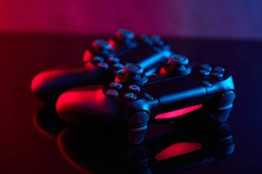 Vinnitsa, Ukrayna - Nisan 04, 2020. Sony Playstation 4 (PS4) DualShock 4 denetleyici, video oyunu joystick veya oyun platformu bir masada. Stüdyo çekimini kapat. Oyun konsepti