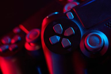 Vinnitsa, Ukrayna - Nisan 04, 2020. Sony Playstation 4 (PS4) DualShock 4 denetleyici, video oyunu joystick veya oyun platformu bir masada. Stüdyo çekimini kapat. Oyun konsepti