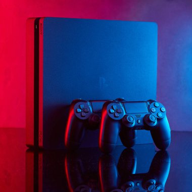Vinnitsa, Ukrayna - Nisan 04, 2020. Sony Playstation 4 (PS4) DualShock 4 denetleyici, video oyunu joystick veya oyun platformu bir masada. Stüdyo çekimini kapat. Oyun konsepti
