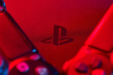 Vinnitsa, Ukrayna - Nisan 04, 2020. Sony Playstation 4 (PS4) DualShock 4 denetleyici, video oyunu joystick veya oyun platformu bir masada. Stüdyo çekimini kapat. Oyun konsepti