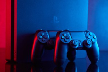 Vinnitsa, Ukrayna - Nisan 04, 2020. Sony Playstation 4 (PS4) DualShock 4 denetleyici, video oyunu joystick veya oyun platformu bir masada. Stüdyo çekimini kapat. Oyun konsepti