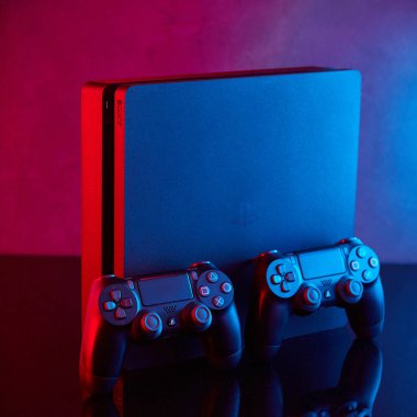 Vinnitsa, Ukrayna - Nisan 04, 2020. Sony Playstation 4 (PS4) DualShock 4 denetleyici, video oyunu joystick veya oyun platformu bir masada. Stüdyo çekimini kapat. Oyun konsepti