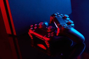 Vinnitsa, Ukrayna - Nisan 04, 2020. Sony Playstation 4 (PS4) DualShock 4 denetleyici, video oyunu joystick veya oyun platformu bir masada. Stüdyo çekimini kapat. Oyun konsepti