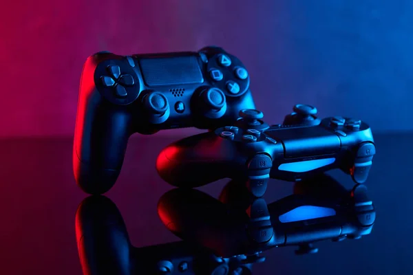 ウクライナのヴィニツァ 2020年4月4日 Sony Playstation Ps4 テーブルのDualshock 4コントローラー ビデオゲームジョイスティックまたはゲームパッド スタジオショットを閉じます ゲームコンセプト — ストック写真