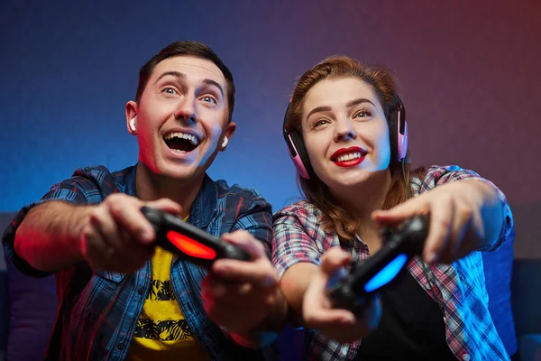 Porträt Eines Verrückten Verspielten Paares Spieler Die Genießen Videospiele Auf — Stockfoto