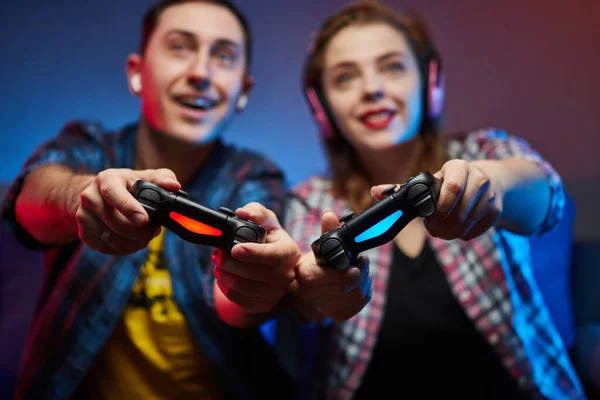 Retrato Casal Brincalhão Louco Jogadores Gostam Jogar Jogos Vídeo Playstation — Fotografia de Stock