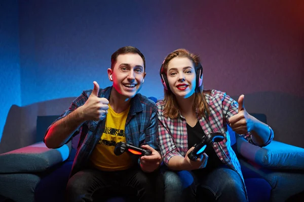 Retrato Casal Brincalhão Louco Jogadores Gostam Jogar Jogos Vídeo Playstation — Fotografia de Stock