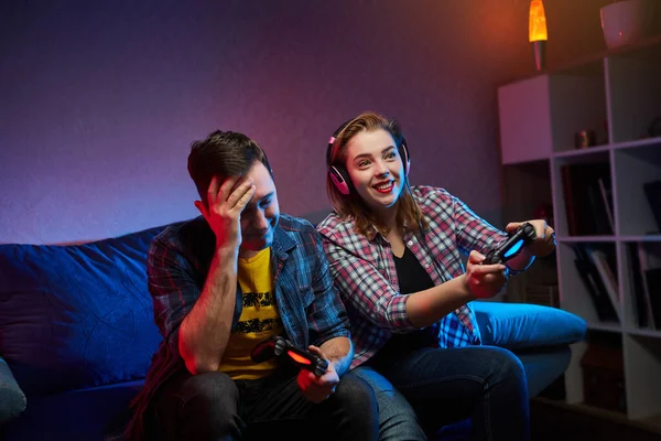 Retrato Pareja Juguetona Loca Los Jugadores Disfrutando Jugar Videojuegos Playstation — Foto de Stock