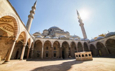 İstanbul 'daki eski büyük Süleyman Camii' nin avlusu, kentin ünlü bir simgesidir. Muhteşem İslami Osmanlı mimarisi.
