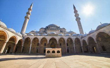 İstanbul 'daki eski büyük Süleyman Camii' nin avlusu, kentin ünlü bir simgesidir. Muhteşem İslami Osmanlı mimarisi.