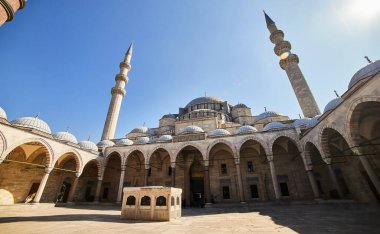 İstanbul 'daki eski büyük Süleyman Camii' nin avlusu, kentin ünlü bir simgesidir. Muhteşem İslami Osmanlı mimarisi.