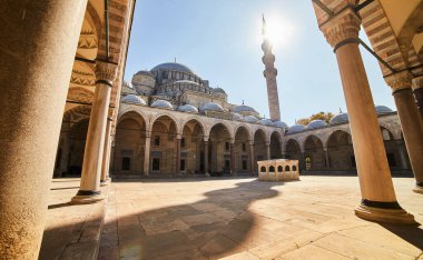 İstanbul 'daki eski büyük Süleyman Camii' nin avlusu, kentin ünlü bir simgesidir. Muhteşem İslami Osmanlı mimarisi.