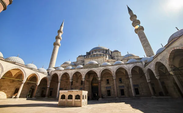 Αυλή Του Παλιού Μεγάλου Τζαμιού Suleymaniye Στην Κωνσταντινούπολη Τουρκία Είναι — Φωτογραφία Αρχείου