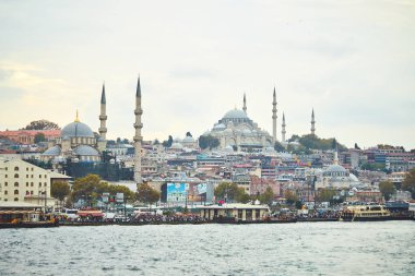 İstanbul, Türkiye - 10 Ekim 2019: İstanbul, Türkiye 'deki eski büyük Süleyman Camii, kentin ünlü bir simgesidir. Muhteşem İslami Osmanlı mimarisi.