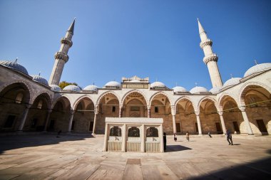 İstanbul, Türkiye - 14 Ekim 2019: İstanbul, Türkiye 'deki eski büyük Süleyman Camii' nin avlusu, kentin ünlü bir simgesidir. Muhteşem İslami Osmanlı mimarisi.
