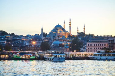 İstanbul, Türkiye - 10 Ekim 2019: İstanbul, Türkiye 'deki eski büyük Süleyman Camii, kentin ünlü bir simgesidir. Muhteşem İslami Osmanlı mimarisi.