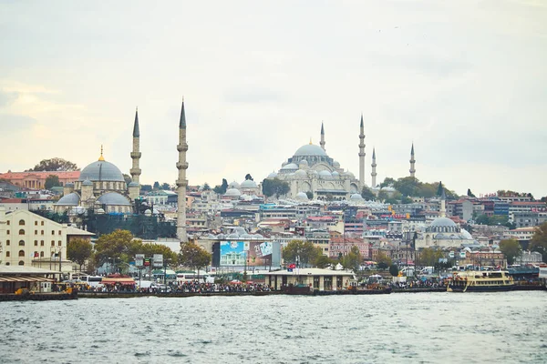 土耳其伊斯坦布尔 2019年10月10日 土耳其伊斯坦布尔古老的苏莱曼尼亚大清真寺 Great Suleymaniye Mosque 是一座著名的城市地标 宏伟的伊斯兰奥斯曼建筑 — 图库照片