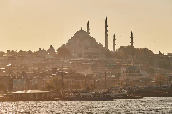 İstanbul, Türkiye - 14 Ekim 2019: İstanbul, Türkiye 'de güzel bir gün batımında büyük Süleyman Camii, kentin ünlü bir simgesidir. Muhteşem İslami Osmanlı mimarisi.