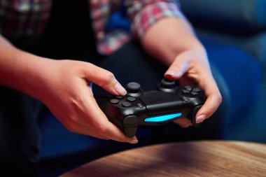Oyuncuların elinde Gamepad, Controller veya Video Oyun Joystick Konsolu var. Oyun konseptini kapat