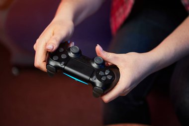 Oyuncuların elinde Gamepad, Controller veya Video Oyun Joystick Konsolu var. Oyun konseptini kapat