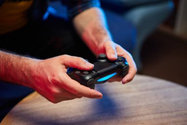 Oyuncuların elinde Gamepad, Controller veya Video Oyun Joystick Konsolu var. Oyun konseptini kapat