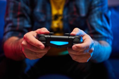 Oyuncuların elinde Gamepad, Controller veya Video Oyun Joystick Konsolu var. Oyun konseptini kapat