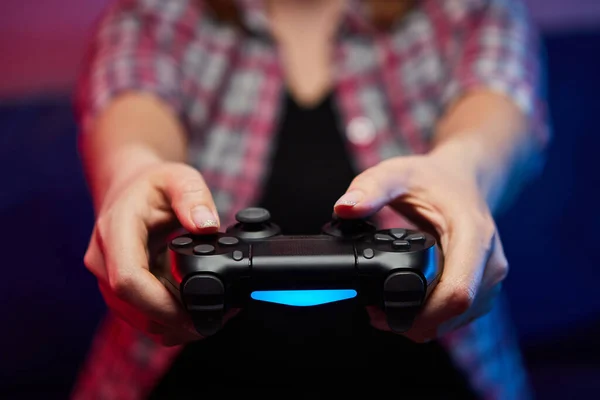 Gamer Som Håller Gamepad Controller Eller Videogame Joystick Console Händerna — Stockfoto