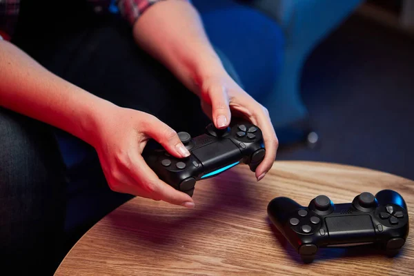 Gamer Segurando Gamepad Controlador Videogame Joystick Console Nas Mãos Close — Fotografia de Stock