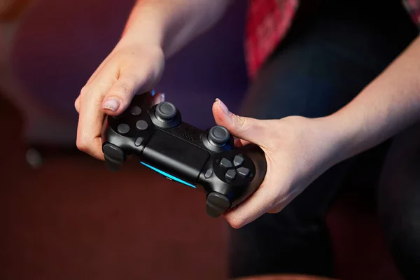 Gamer Κρατώντας Gamepad Controller Videogame Joystick Console Στα Χέρια Κοντινό — Φωτογραφία Αρχείου